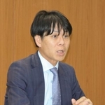 　記者会見する佐賀県弁護士会の出口聡一郎会長＝９日午後、佐賀市