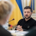 　８日、ウクライナ・キーウの大統領府で取材に応じるゼレンスキー大統領（大統領府提供・共同）