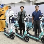 　電動キックボードの講習会で写真に納まる関係者＝２０２３年、東京都渋谷区