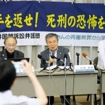 　袴田巌さんの国家賠償請求訴訟の提訴後、記者会見する小川秀世弁護団長（中央）ら＝９日午後、静岡市