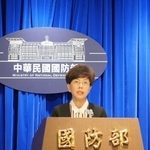 　記者会見する台湾国防部（国防省）の幹部＝９日、台北（共同）