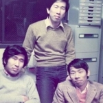 　大学院生時代の北川進さん（左）と増田秀樹さん（中央）＝１９７４年、京都市