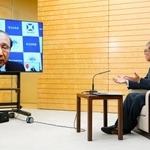 　ノーベル化学賞に選ばれた北川進京都大特別教授とオンラインで面会し、祝意を伝える石破首相＝９日午後、首相官邸