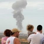 　９日、和平計画の「第１段階」合意報道後もパレスチナ自治区ガザ北部で立ち上る白煙＝イスラエル南部スデロトから撮影（共同）