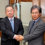 　会談前に握手する立憲民主党の安住幹事長（右）と共産党の小池書記局長＝９日午後、国会