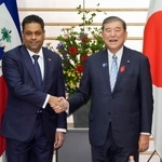 　ハイチのサンシル暫定大統領評議会議長（左）と握手する石破首相＝９日午後、首相官邸