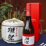 　大阪・関西万博のオーストリア館で販売された獺祭のコラボ商品＝５月、大阪市此花区の夢洲