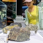 　中国の博覧会で展示されたレアアースを含んだ鉱石＝８月、中国内モンゴル自治区フフホト（共同）