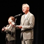 　山形国際ドキュメンタリー映画祭の開会式であいさつするＮＰＯ法人の加藤到理事長（右）＝９日午後、山形市