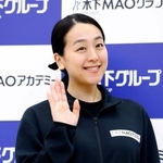 　記念撮影に応じる浅田真央さん＝９日午後、東京都立川市