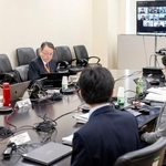 　地震調査委員会であいさつする平田直委員長（左から２人目）＝９日午後、東京都千代田区