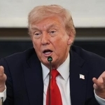 　米ホワイトハウスでの会議で話すトランプ大統領＝８日（ＡＰ＝共同）