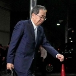 　改めて開かれる公明党の中央幹事会へ出席するため、党本部に入る斉藤代表＝９日夜、東京都新宿区