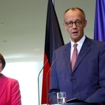 　自動車大手幹部との会合後に説明するドイツのメルツ首相＝９日、ベルリン（ロイター＝共同）