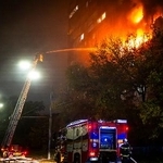 　１０日、ウクライナ・キーウでロシアによる攻撃後、消火活動を行う消防隊員（ＡＰ＝共同）