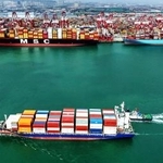 　中国山東省の青島港に入港するコンテナ船＝９日（共同）