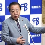 　記者団の取材に応じる立憲民主党の野田代表＝１０日午後、国会