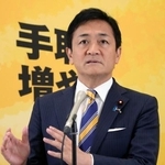 　記者団の取材に応じる国民民主党の玉木代表＝１０日午後、国会