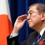 　戦後８０年に合わせた「内閣総理大臣所感」を発表し、記者の質問を受ける石破首相＝１０日午後、首相官邸