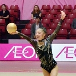 　予選でボールの演技をする鈴木菜巴＝東京体育館