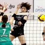 　大阪Ｍ-姫路　第２セット、スパイクを決める姫路・佐々木＝おおきにアリーナ舞洲