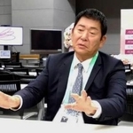 　取材に応じる国際体操連盟の渡辺守成会長＝１０日、東京都内