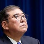 　戦後８０年に合わせた「内閣総理大臣所感」を発表し、記者の質問を受ける石破首相＝１０日午後、首相官邸