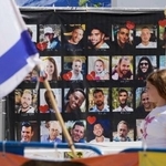 　イスラエル中部テルアビブの広場に掲示された人質の写真＝１０日（共同）