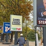 　ウィルダース党首がポーズを取る自由党（右端）など、オランダ総選挙に向けて街中に掲げられた各党のポスター＝１０日、オランダ西部ハーグ（共同）