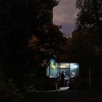 　１０日、ウクライナ各地のエネルギー施設に対する攻撃で停電が発生し、建物に集まる人々＝キーウ（ロイター＝共同）