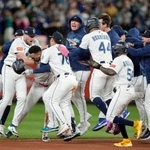 　タイガースにサヨナラ勝ちしてリーグ優勝決定シリーズ進出を決め、喜ぶマリナーズの選手たち＝シアトル（イマジンイメージズ・ロイター＝共同）