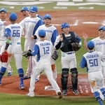 　オリックスに勝利しタッチを交わす日本ハムナイン＝エスコンフィールド