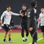 　ブラジル戦に向け、調整する久保（左端）ら＝千葉市内