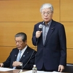 　会合で発言する自民党の野村哲郎元農相。左は森山裕前幹事長＝１１日午後、鹿児島市