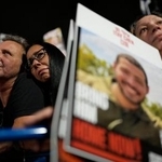 　人質の早期解放を訴える集会に集まった人たち＝１１日、イスラエル中部テルアビブ（共同）