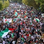 　パレスチナの旗を手に行進するデモ隊＝１１日、ロンドン（共同）