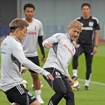 　調整する前田（右）＝８日、千葉市内