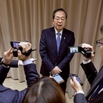 　記者団の取材に応じる公明党の斉藤代表＝１２日午前、東京都千代田区