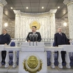 　１０日、軍事パレードで演説する北朝鮮の金正恩朝鮮労働党総書記（前列左から２人目）。同左端は中国の李強首相、同右端はロシアのメドベージェフ前大統領＝平壌の金日成広場（朝鮮中央通信＝共同）