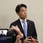 　記者団の取材に応じる石橋林太郎衆院議員＝１２日午後、広島市中区