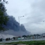 　ウクライナの無人機攻撃を受け、煙を上げるロシア南部サマラ州の製油所＝８月２８日（ソーシャルメディアから、ロイター＝共同）