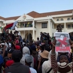 　マダガスカル軍の車両を取り囲むデモ参加者＝１１日、アンタナナリボ（ロイター＝共同）