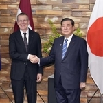 　石破首相と握手するラトビアのリンケービッチ大統領（左）５月１９日、首相官邸