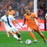 　攻め込むオランダの選手（右）＝１２日、アムステルダム（ＡＰ＝共同）