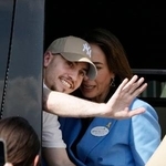 　イスラム組織ハマスから解放され、到着したイスラエルの病院で手を振る人質の男性＝１３日（共同）