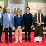 　高野山で開かれたフォーラムで、持続可能な社会の実現に向けた課題を議論したＪＥＲＡの奥田久栄社長（左から３人目）ら産学官の有識者＝１３日午後、和歌山県高野町