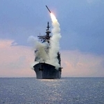 　米巡洋艦から発射される巡航ミサイル「トマホーク」＝２００３年（ロイター＝共同）