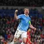 　サッカーのＷ杯北中米３カ国大会欧州予選のウェールズ戦で得点を喜ぶベルギーのデブルイネ＝１３日（ゲッティ＝共同）