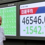 　下げ幅が一時１５００円を超えた日経平均株価を示すモニター＝１４日午後、東京都中央区