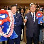 　関西万博の公式マスコットキャラクター「ミャクミャク」の人形と記念写真に納まる石破首相（右）と伊東万博相＝１４日夜、首相官邸